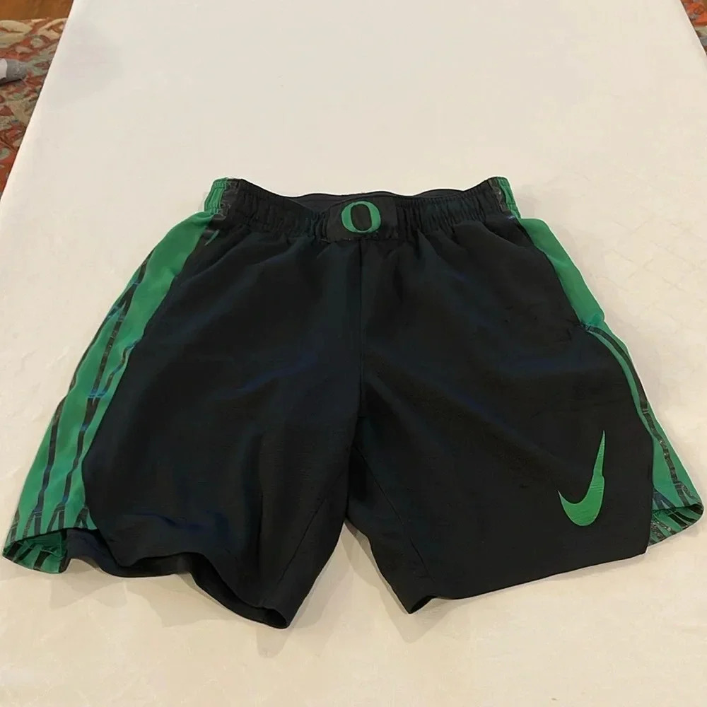 Nike university of Oregon men’s shorts basketball training athletic large